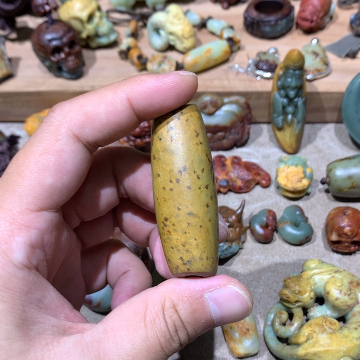 未镶嵌岫岩河磨玉（透闪石质玉）挂件