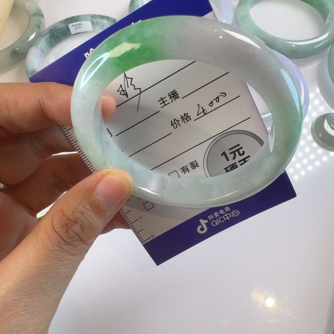 珍***珍翡翠未镶嵌手镯手镯