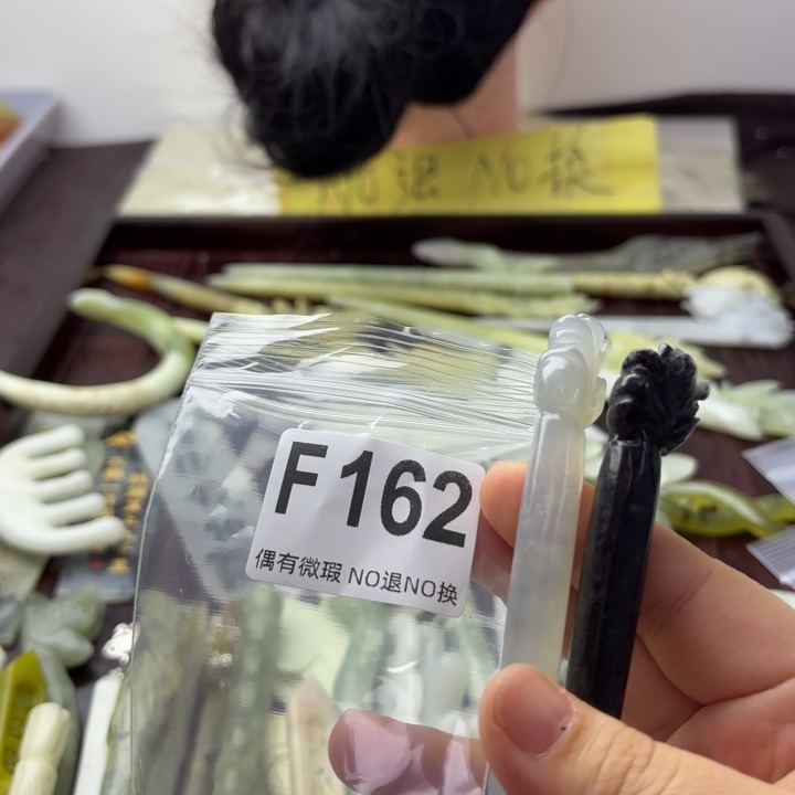 蛇纹石玉发饰合金董*贝