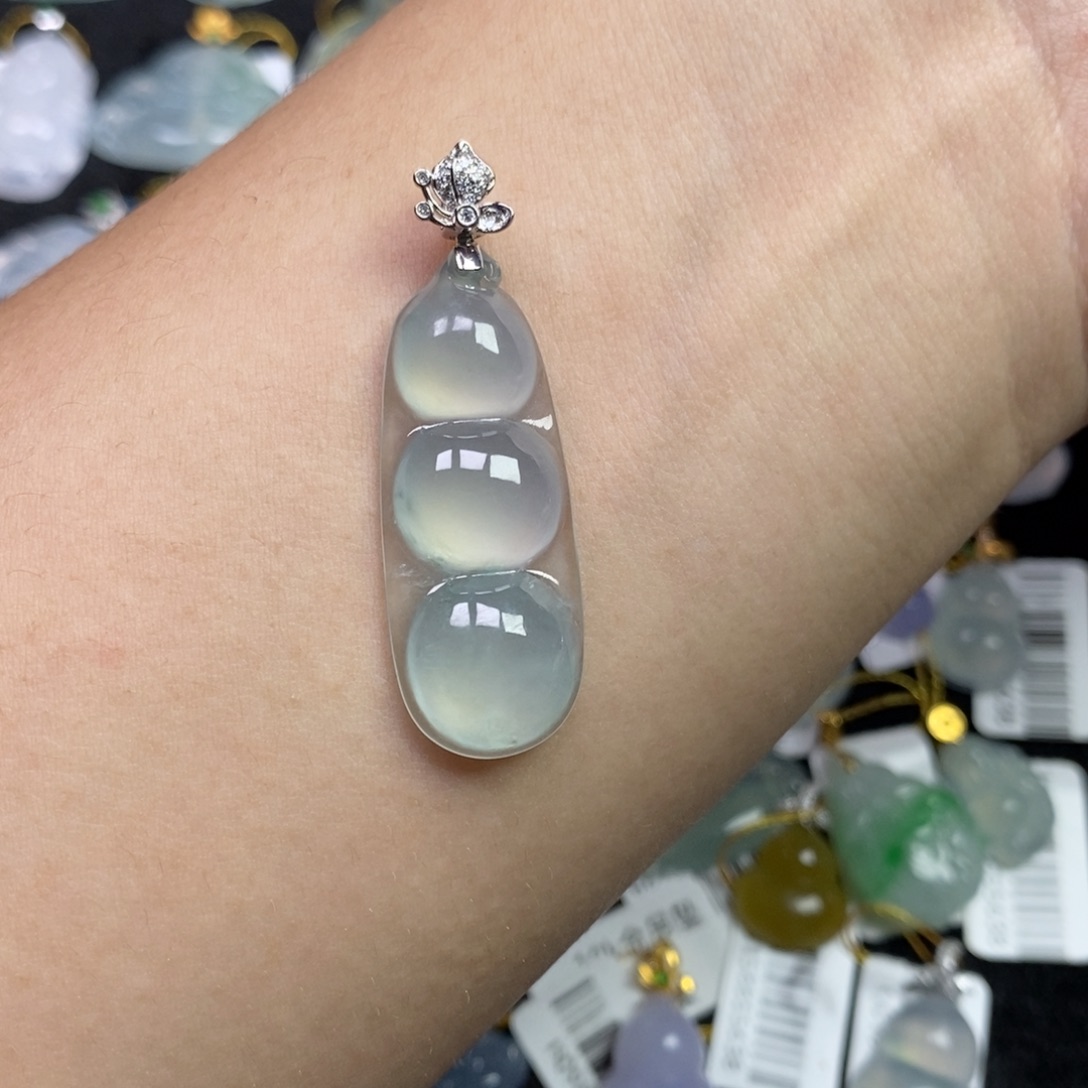 S****翡翠18K金镶嵌颈饰福豆