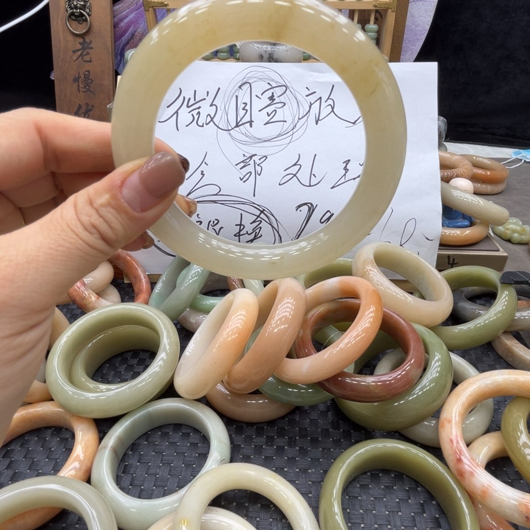 迪****石英质玉未镶嵌手镯