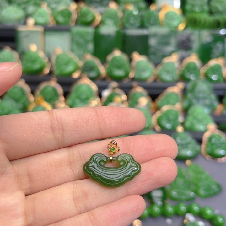 颈饰18K金镶嵌和田玉（碧玉）