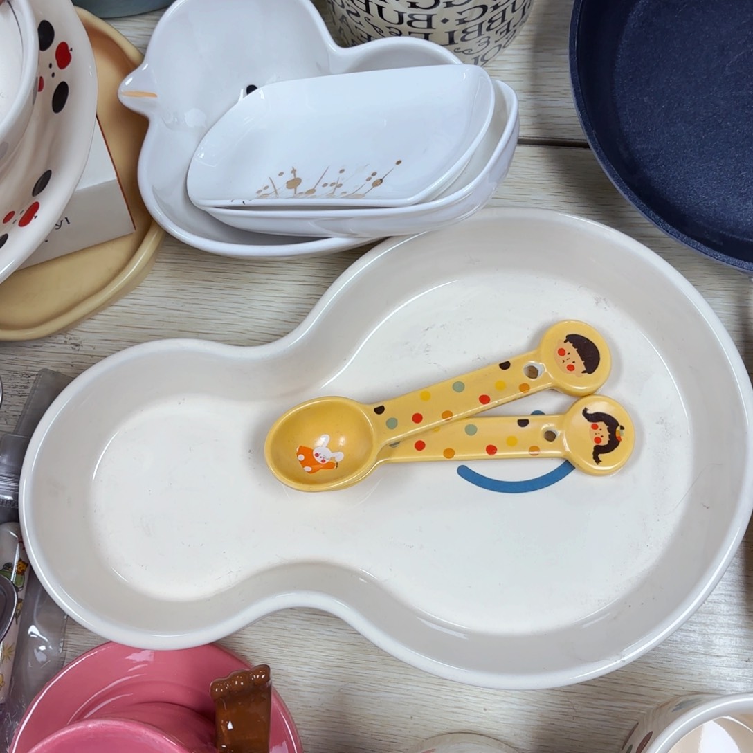 白瓷男孩女孩勺子加笑脸白色盘