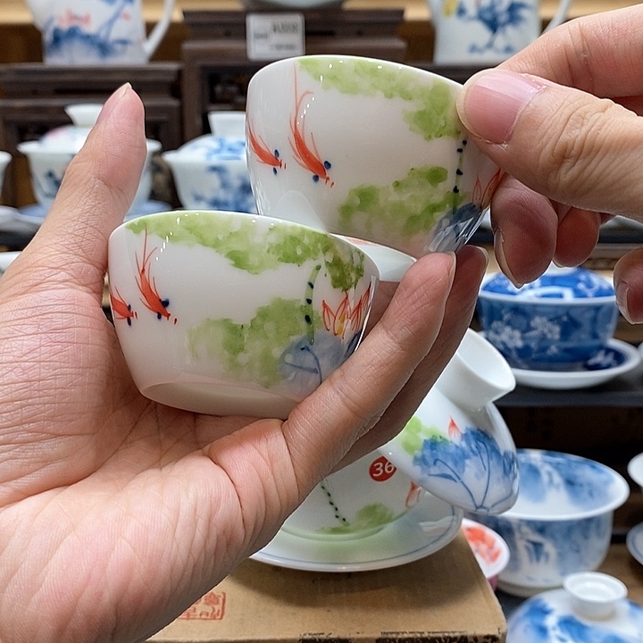 手绘2个装五彩荷花水缸杯60cc釉下彩微瑕福利款