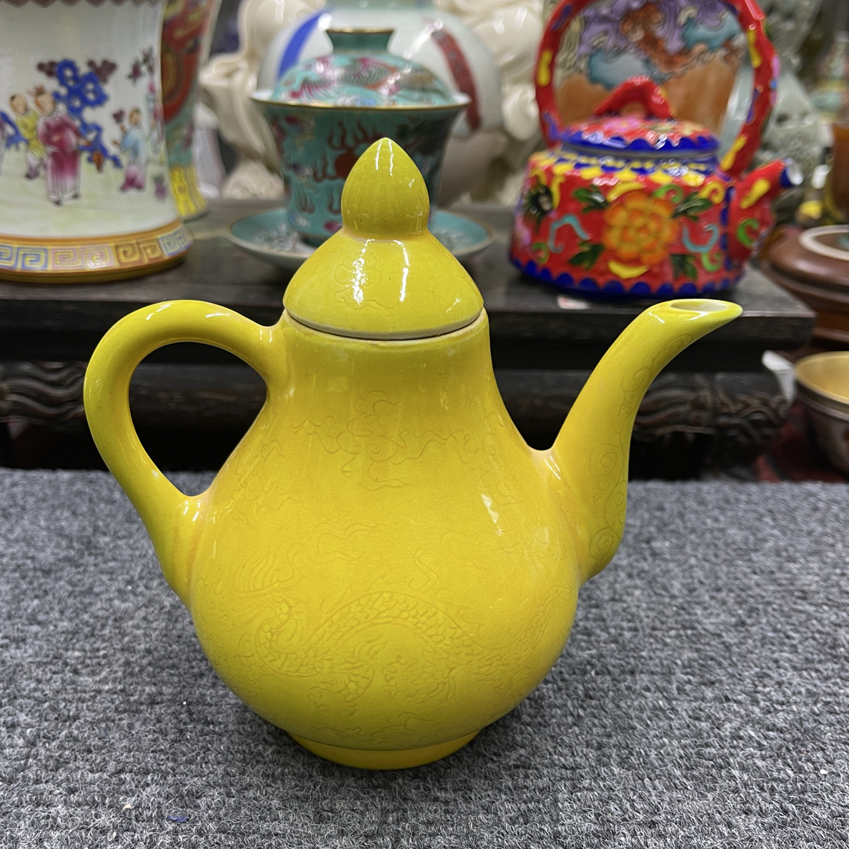 鸡油黄单色釉暗刻龙纹梨形壶