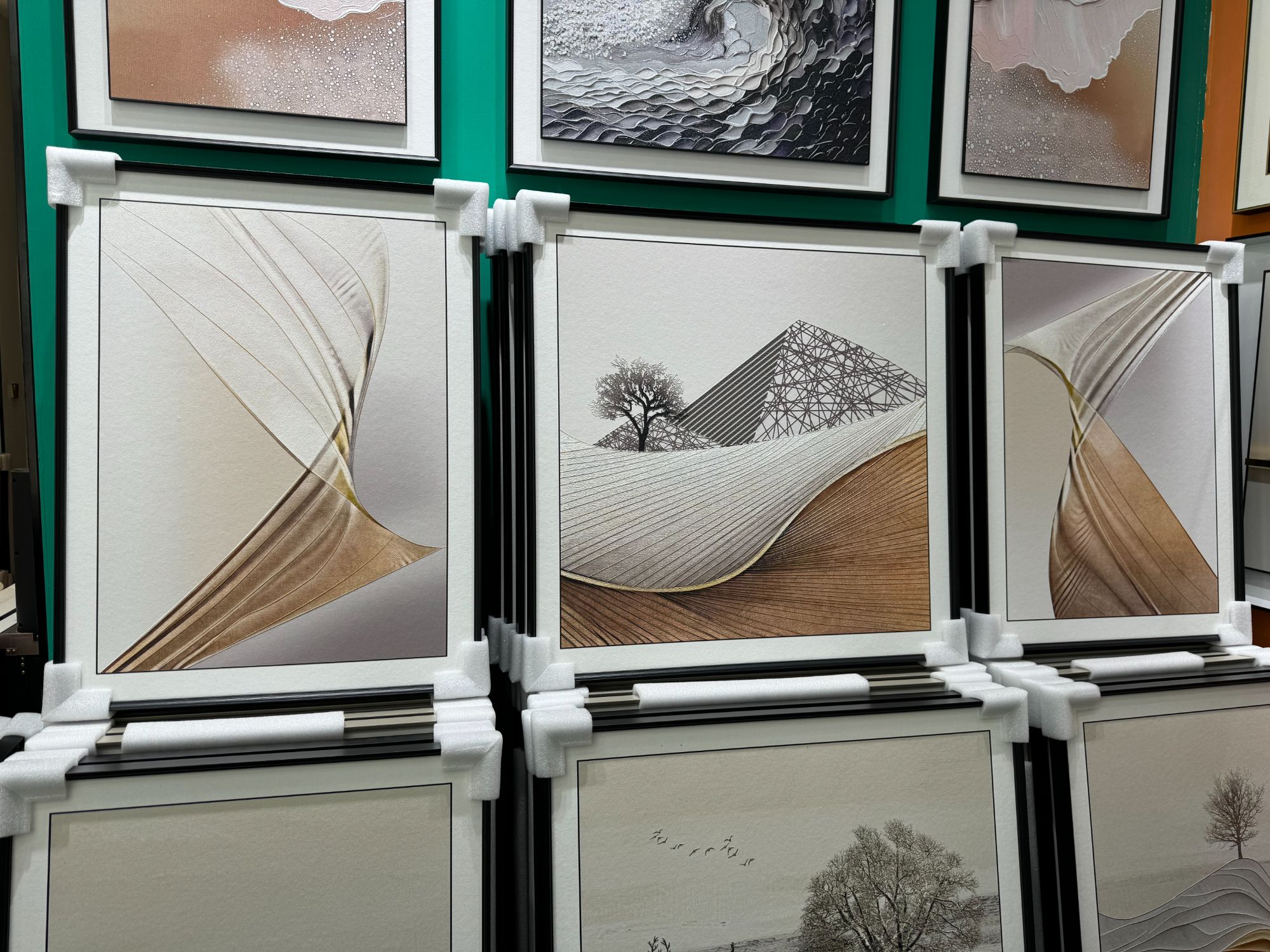 简约轻奢奶油风珠光砂肌理精雕沙发背景装饰画