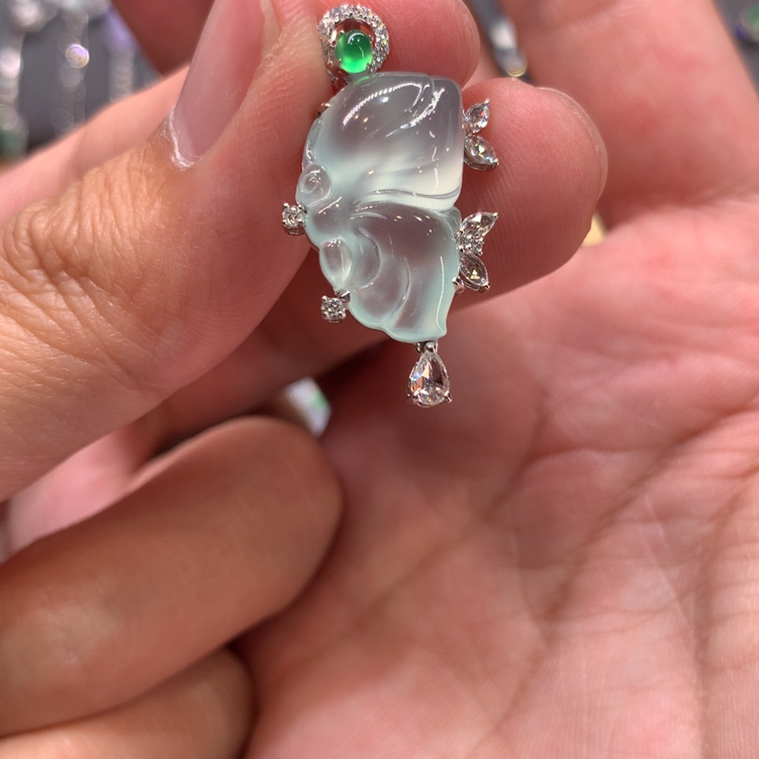 翡翠18K金镶嵌颈饰吊坠