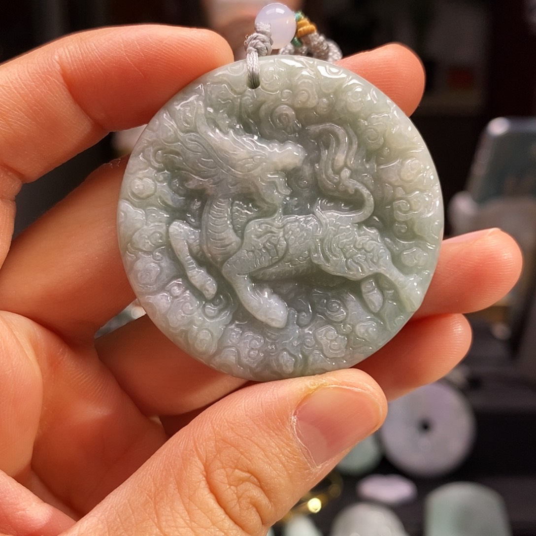 翡翠未镶嵌颈饰麒麟