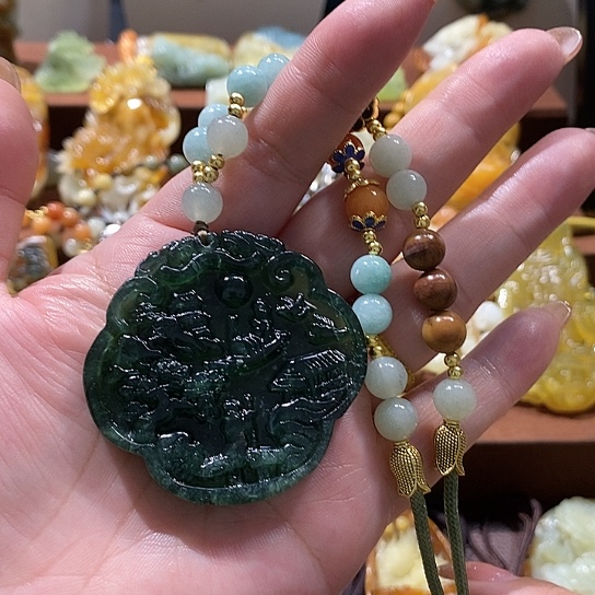蛇纹石玉未镶嵌颈饰