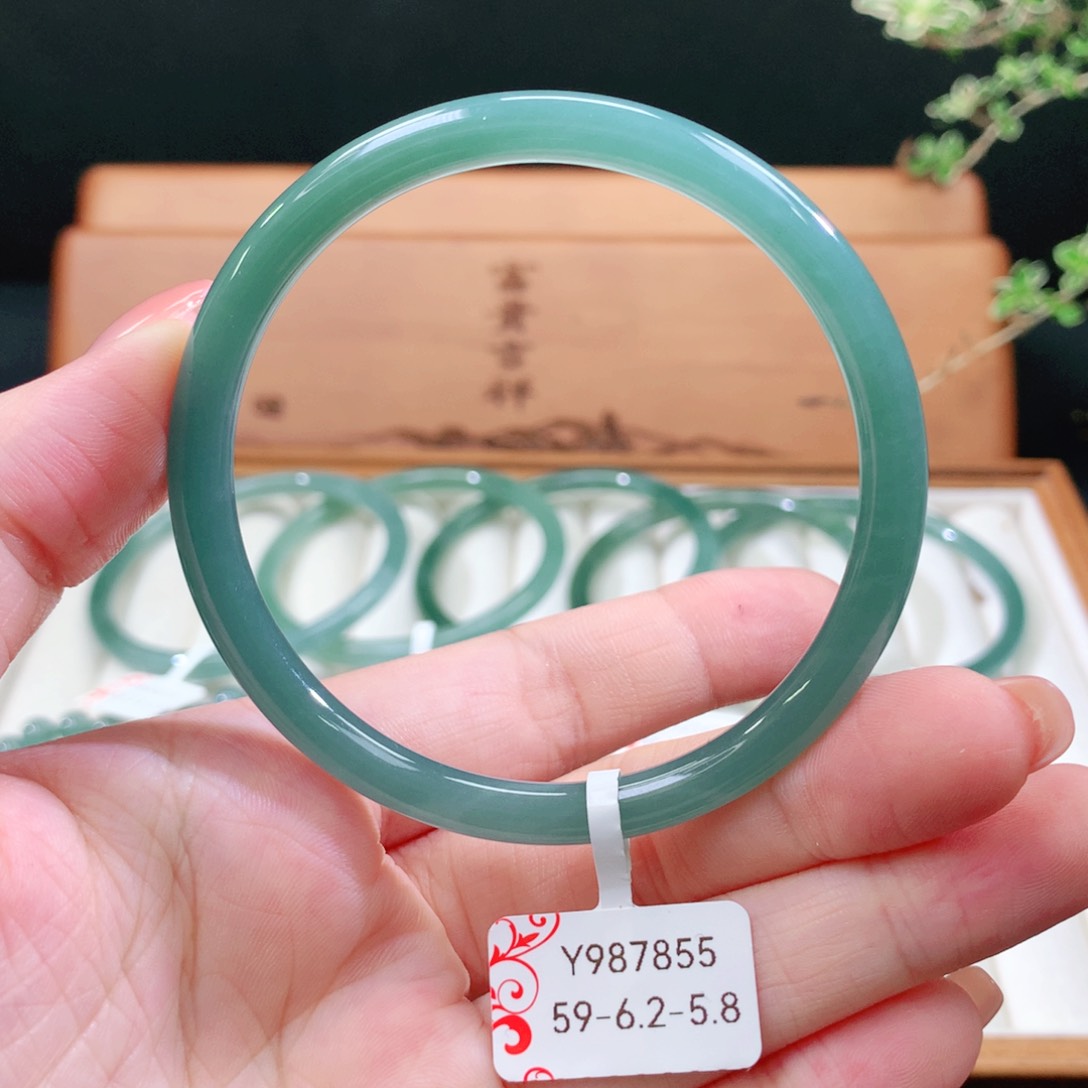 翡翠手镯未镶嵌天然