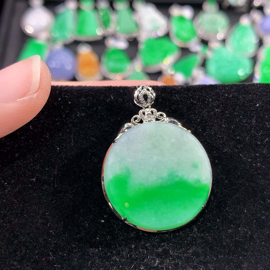 翡翠18K金镶嵌颈饰