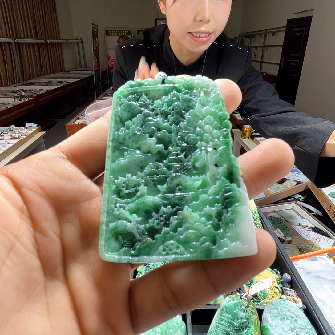 翡翠未镶嵌颈饰一