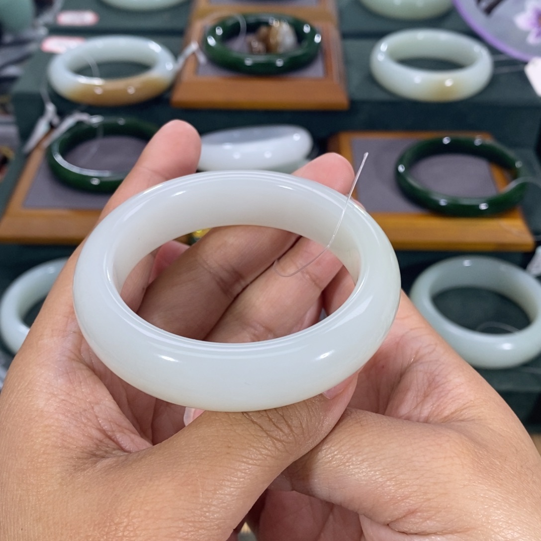 和田玉手镯未镶嵌