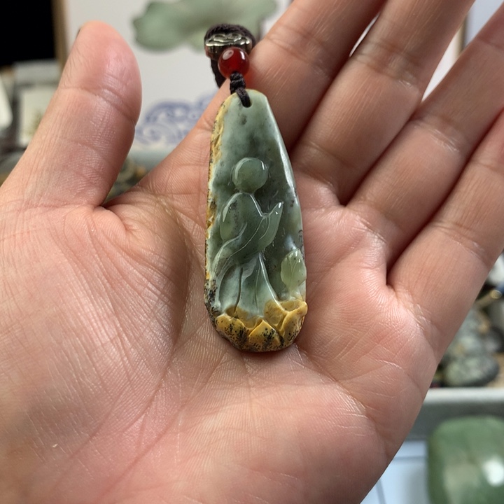 透闪石质玉未镶嵌颈饰