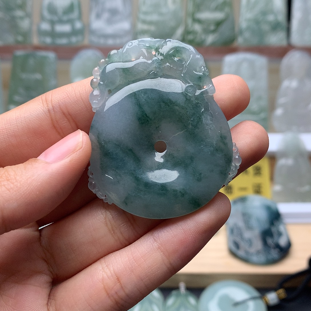 翡翠未镶嵌颈饰平安扣