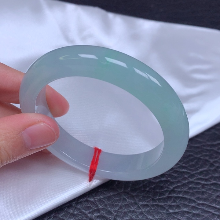 翡翠手镯未镶嵌。