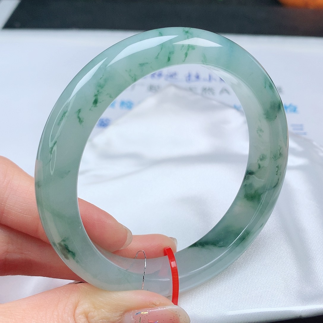 翡翠手镯未镶嵌60圈