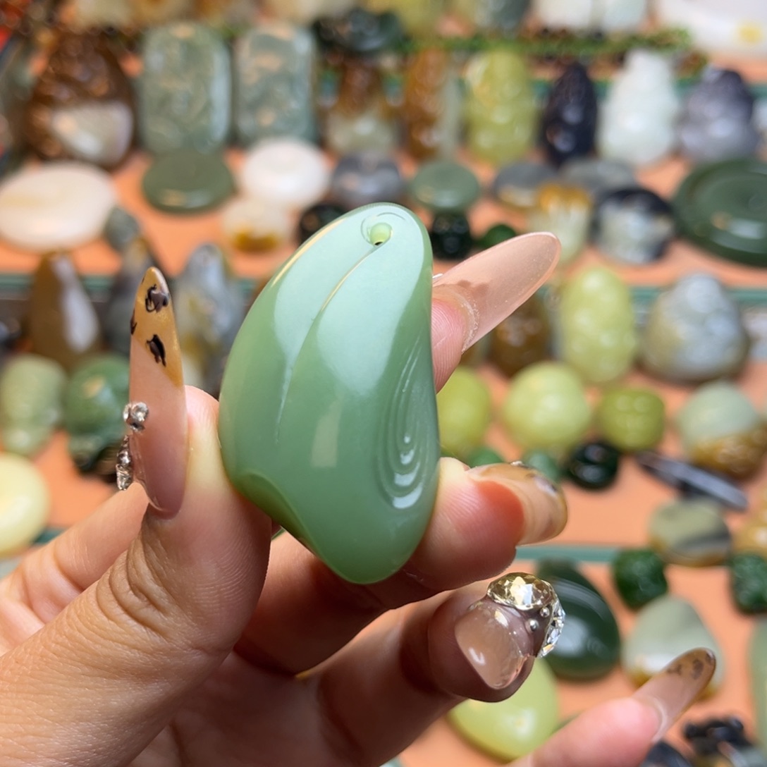 安***兰和田玉未镶嵌颈饰