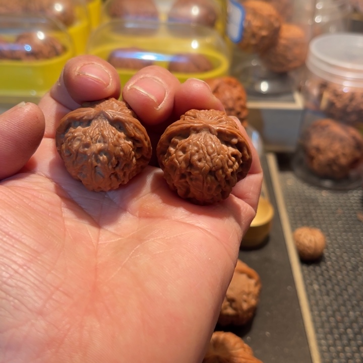 文玩核桃把件全品野生小龙眼元宝32