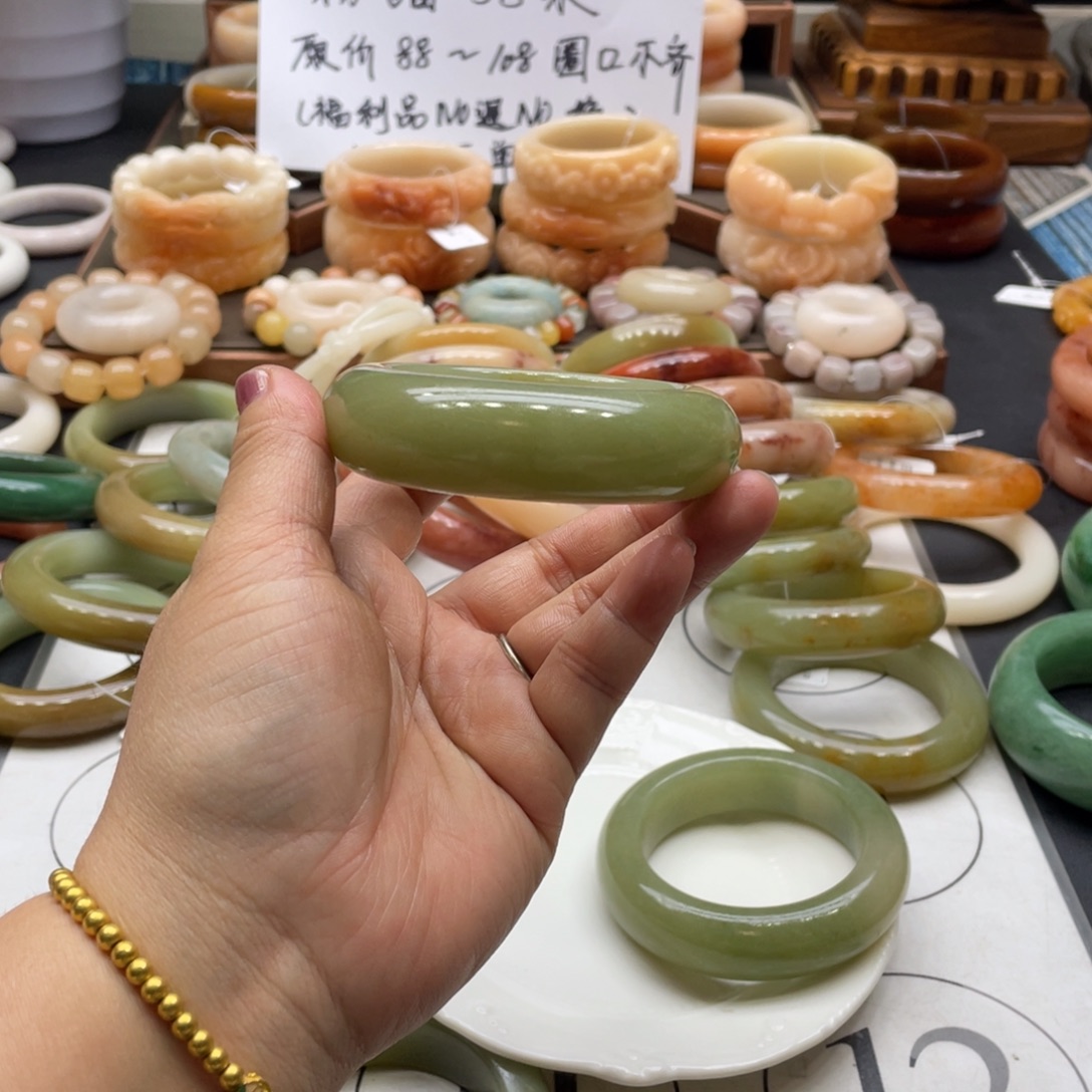 温***馨石英岩玉未镶嵌手镯
