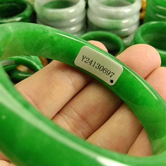 翡翠未镶嵌颈饰随**欲