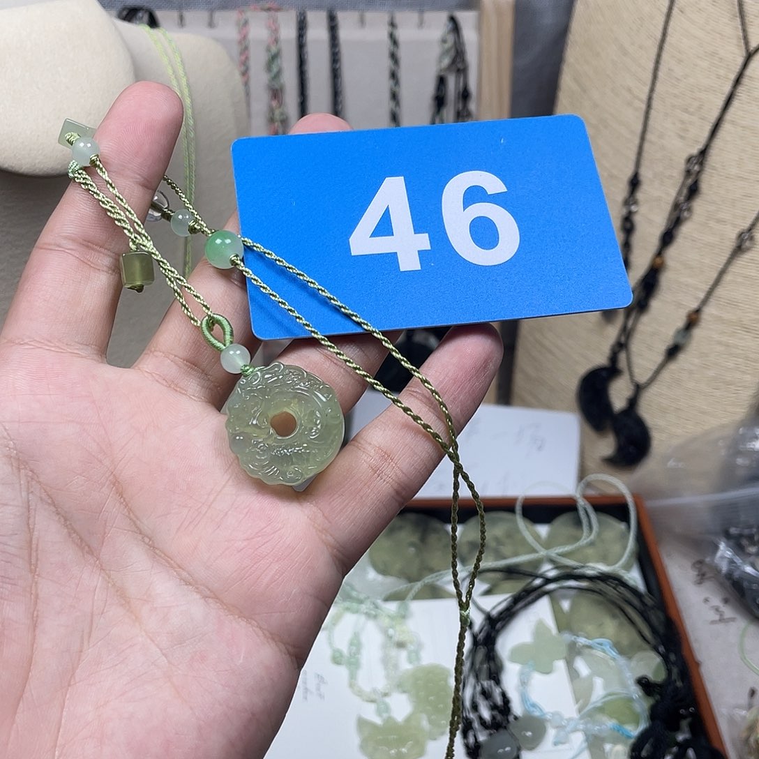 小***莫蛇纹石玉合金颈饰