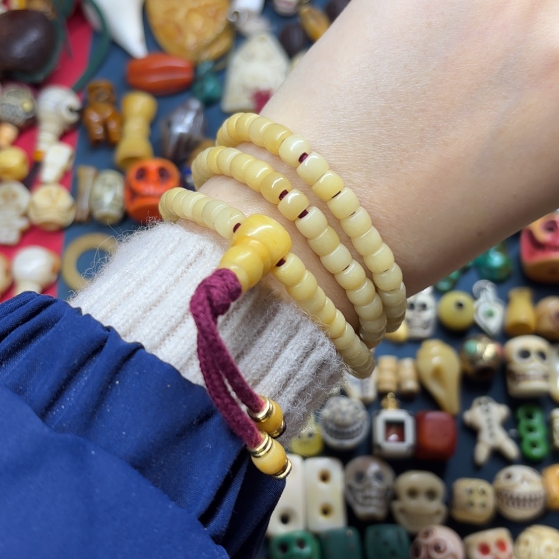 配饰和化妆等工序制作出来