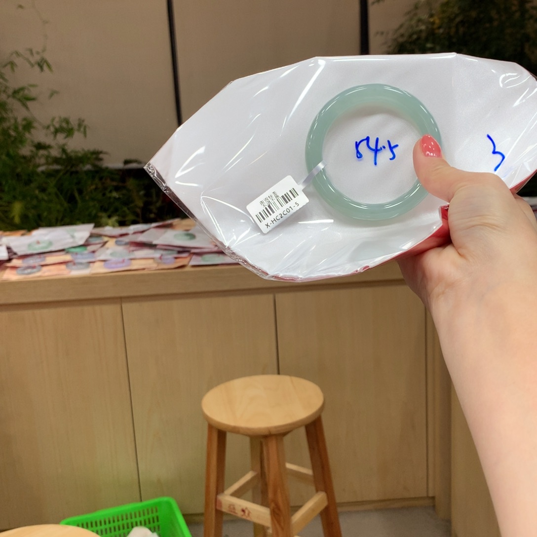 翡翠手镯未镶嵌不退不换