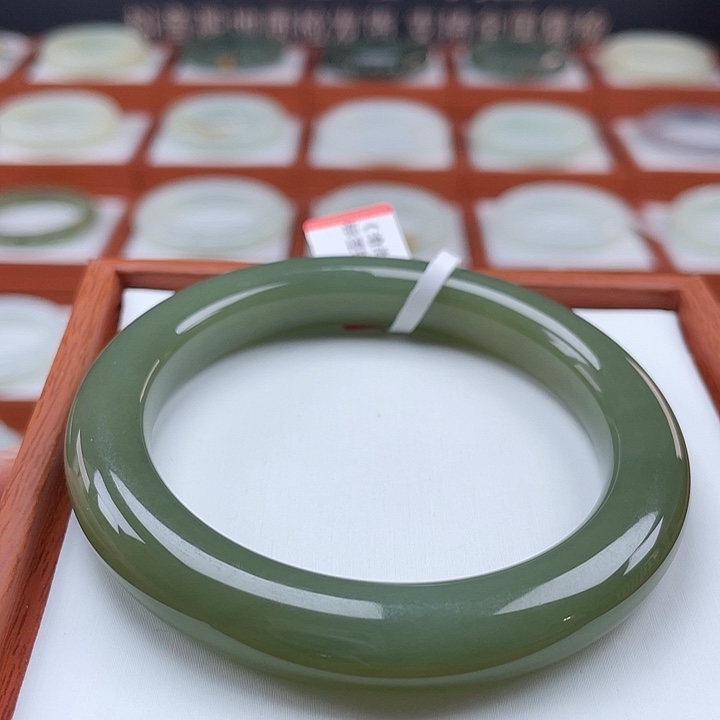 和田玉手镯未镶嵌湖水绿