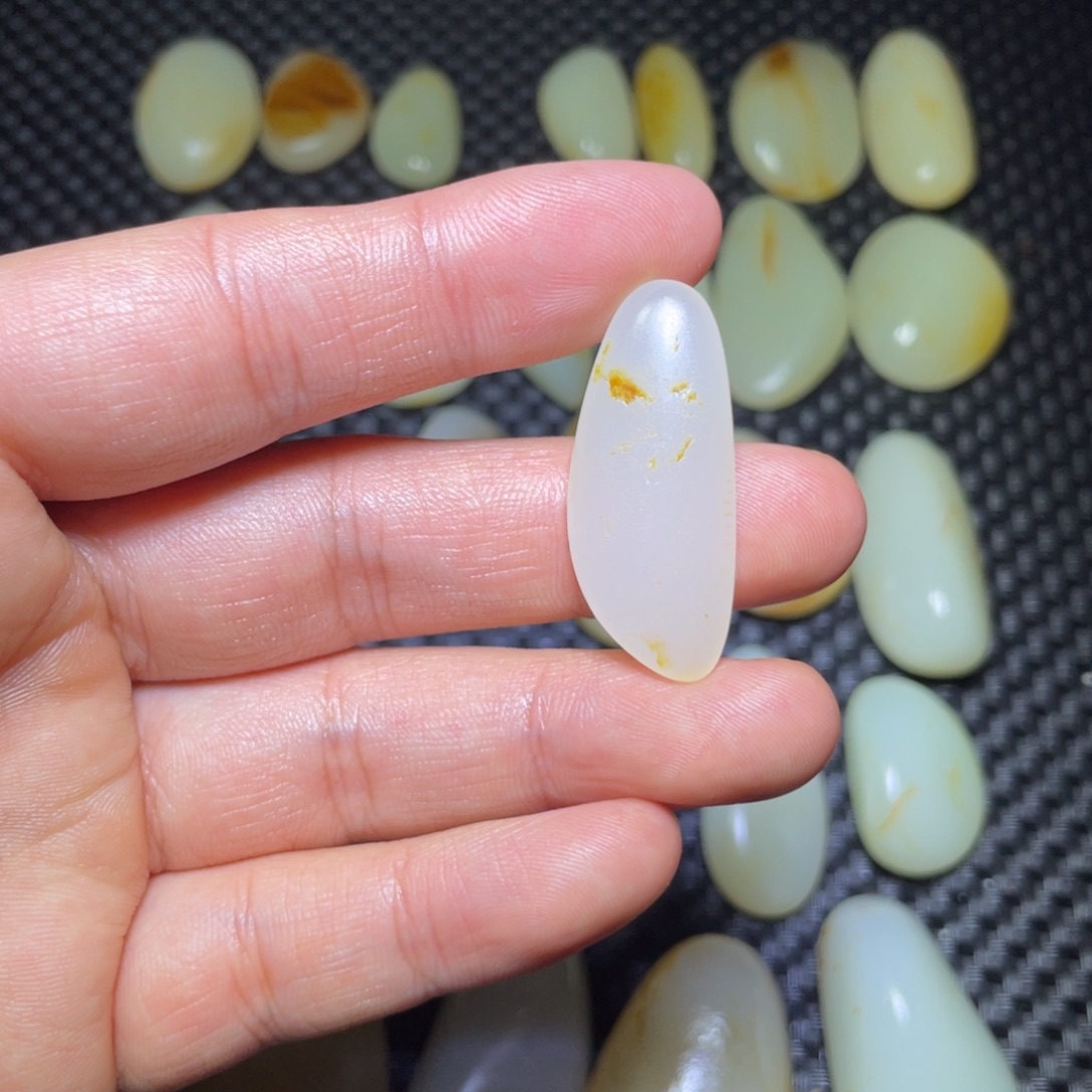 挖***掘和田玉（糖玉）未镶嵌颈饰