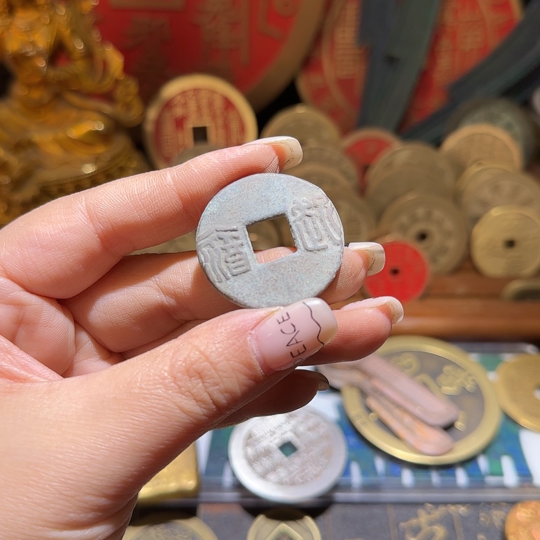 自***在铜现代仿制工艺品