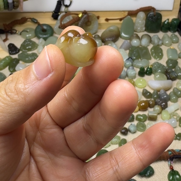 小***人和田玉（糖玉）未镶嵌车挂