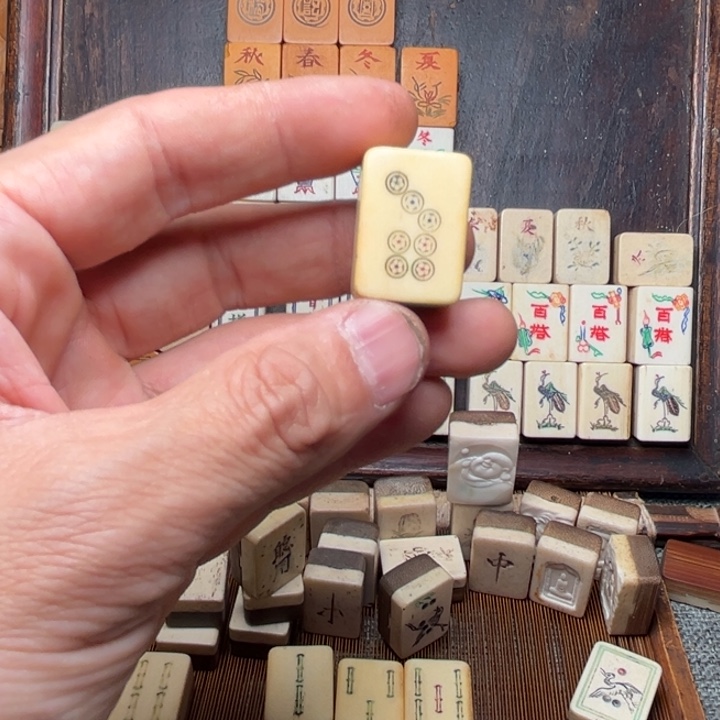 闲***）实心竹雕刻手把件