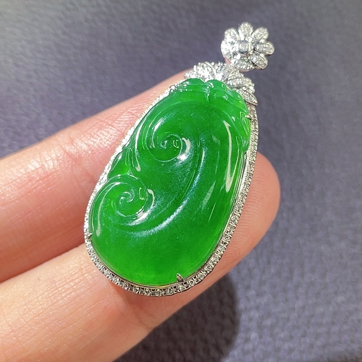 翡翠颈饰18K金镶嵌翡翠