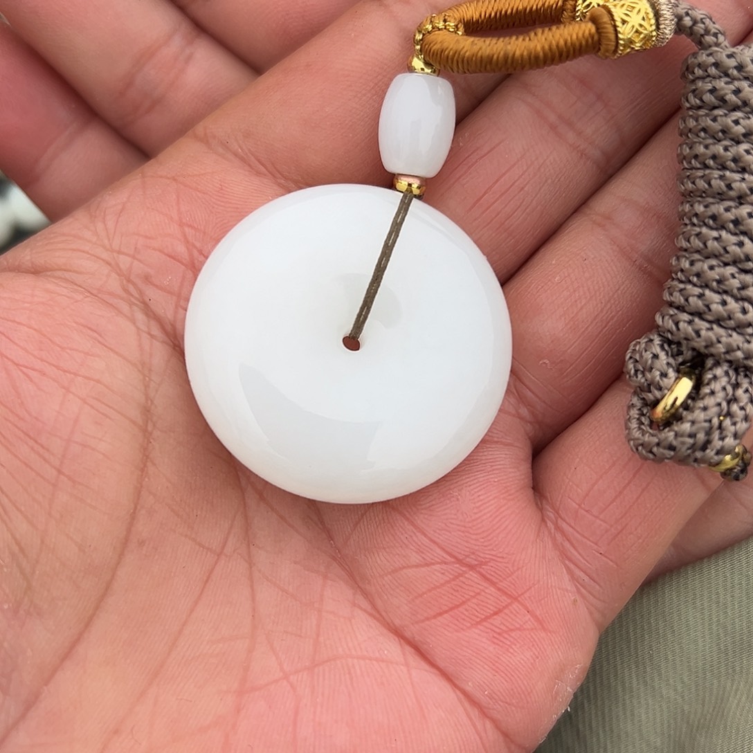 D***a和田玉未镶嵌颈饰