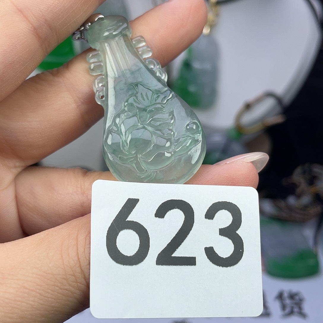 翡翠未镶嵌吊坠(赠链)