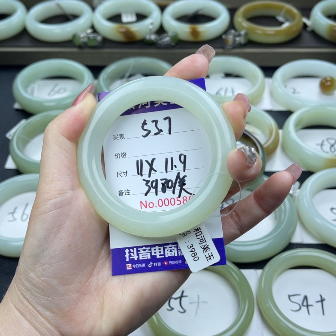 和田玉手镯未镶嵌?****铛