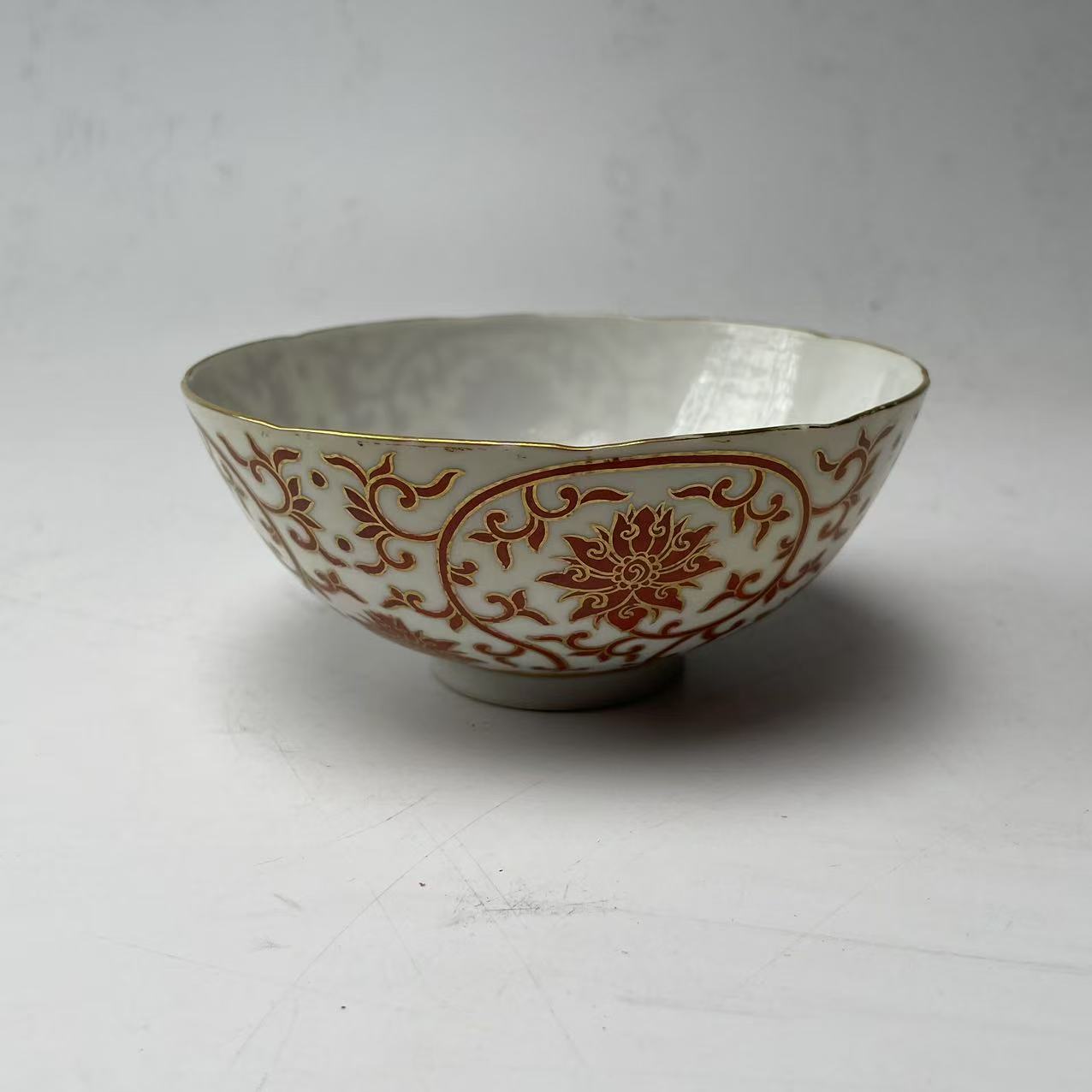 清道光矾红缠枝莲花卉碗BY09X0204