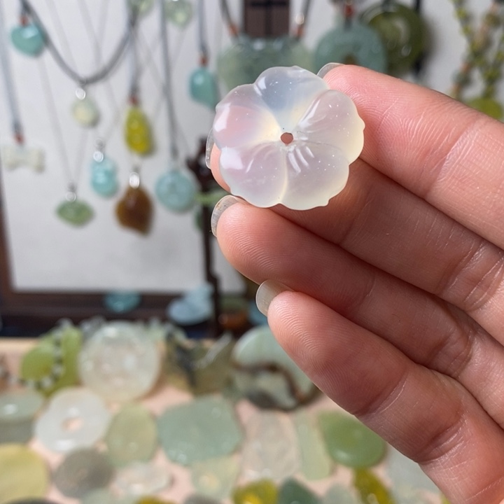 蛇纹石玉颈饰未镶嵌