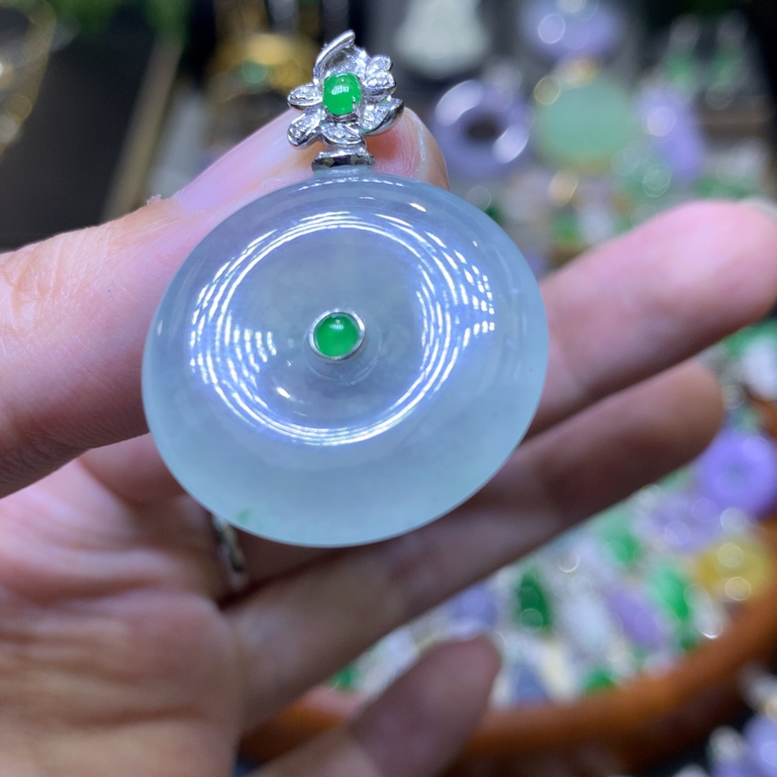 颈饰18K金镶嵌翡翠