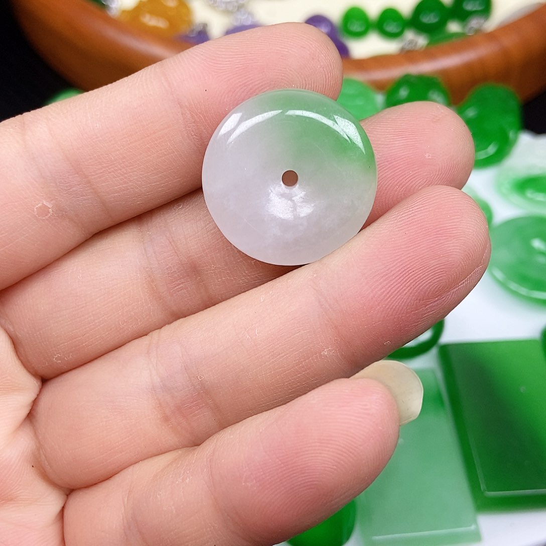 翡翠未镶嵌颈饰平安扣