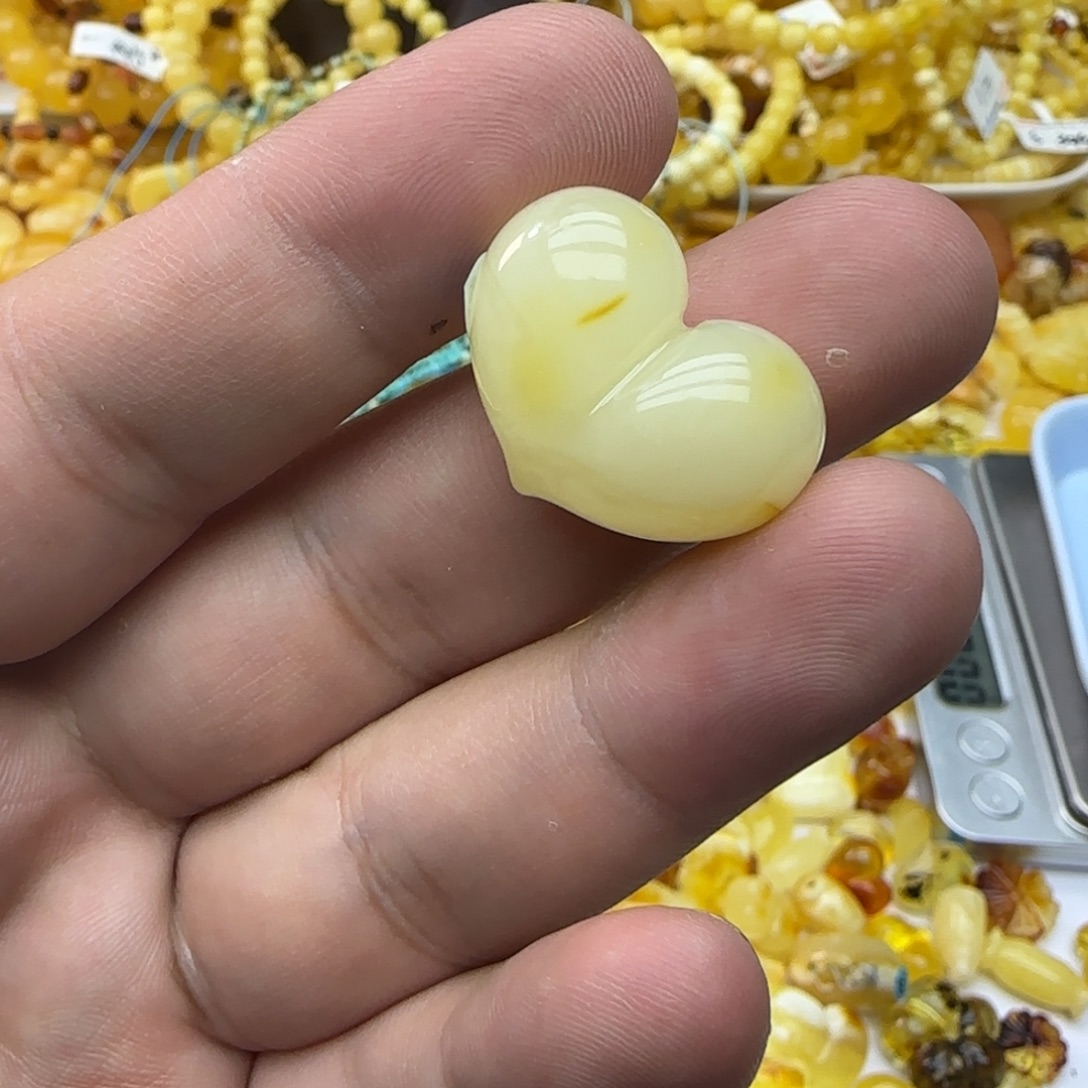 琥珀未镶嵌裸石3.42克有瑕01