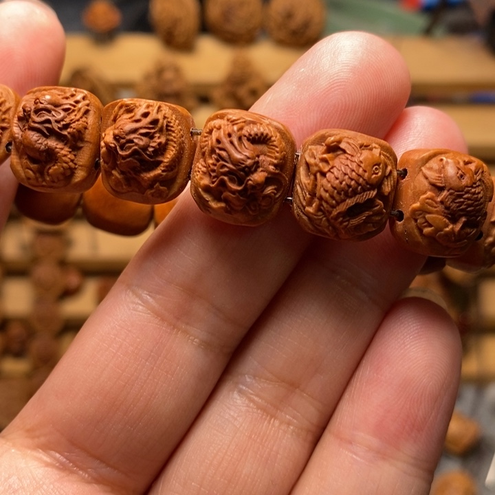 桃核雕刻鱼化龙小手牌