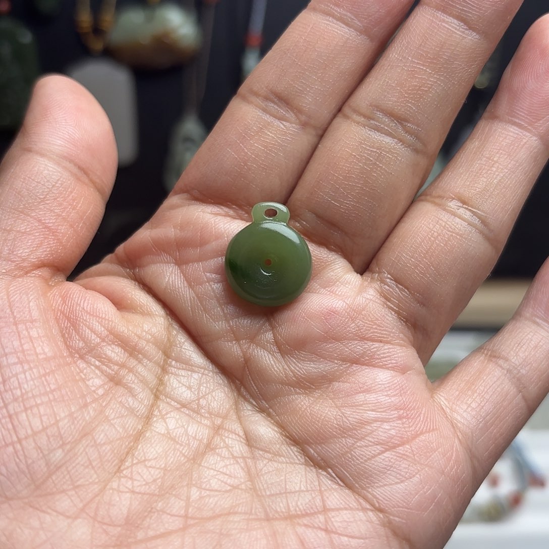 和田玉颈饰未镶嵌青***草