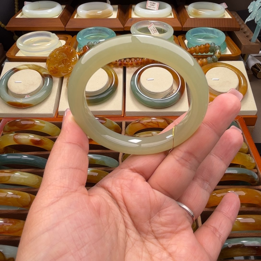 和田玉手镯未镶嵌