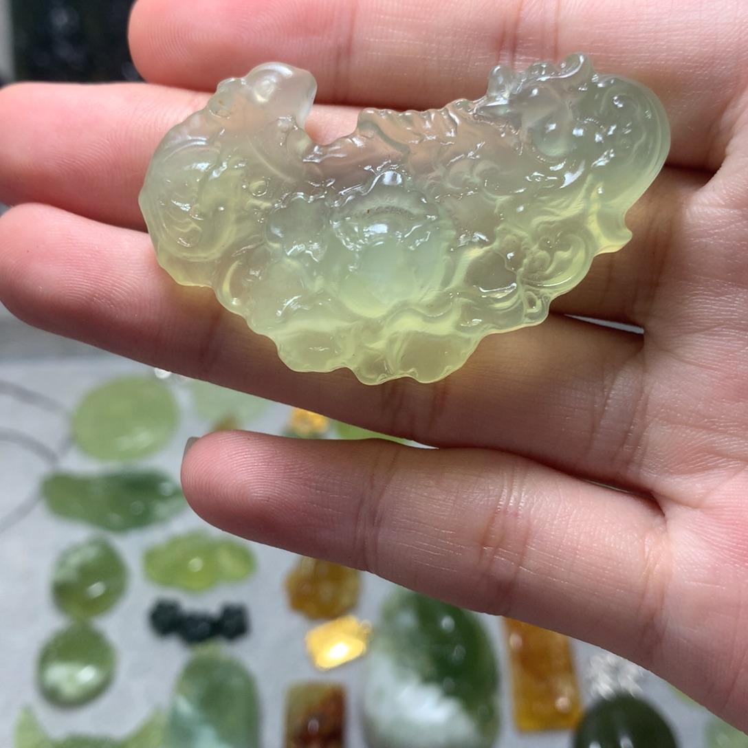 岫玉未镶嵌颈饰凤戏牡丹