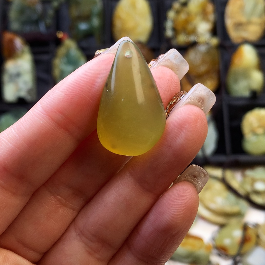 蛇纹石玉颈饰未镶嵌