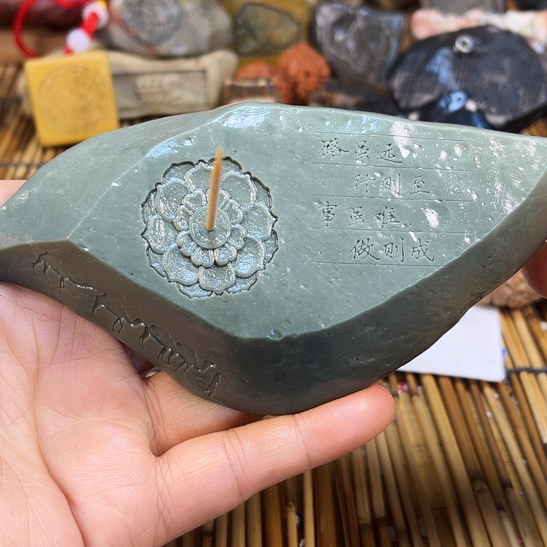新疆原石雕刻手把件