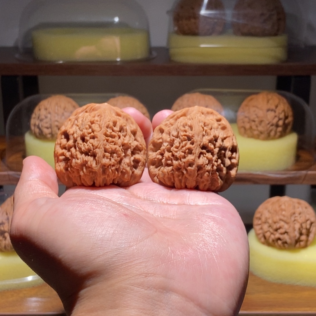 哦***吼文玩核桃吊坠全品44尺南疆石红皮山地精品对