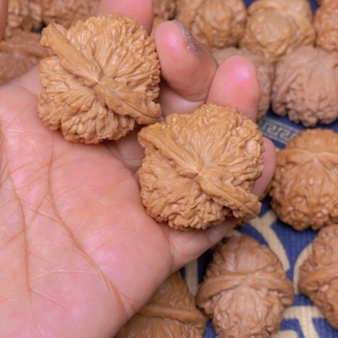 【闪购商品】文玩核桃吊坠三角白42